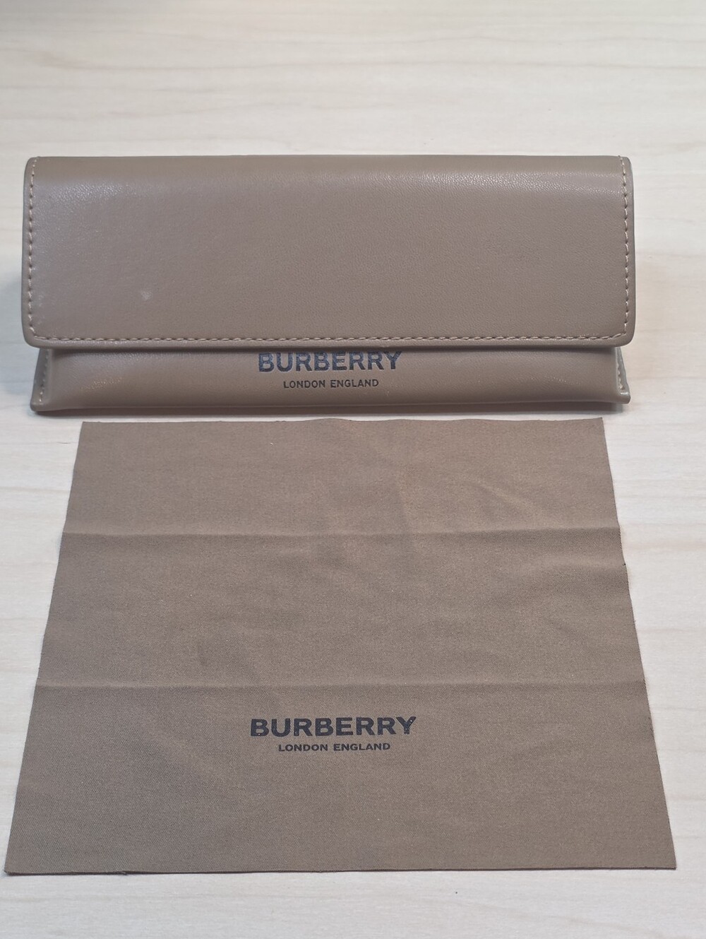 Burberry Taupe Beige/Brown Leather Sunglasses Case & Matching Cleaning Cloth - Picture 2 of 12